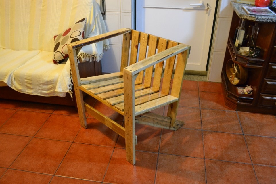 Cadeira feita de madeira de palete