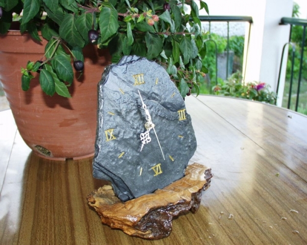 Relógio de xisto em pedaço de oliveira