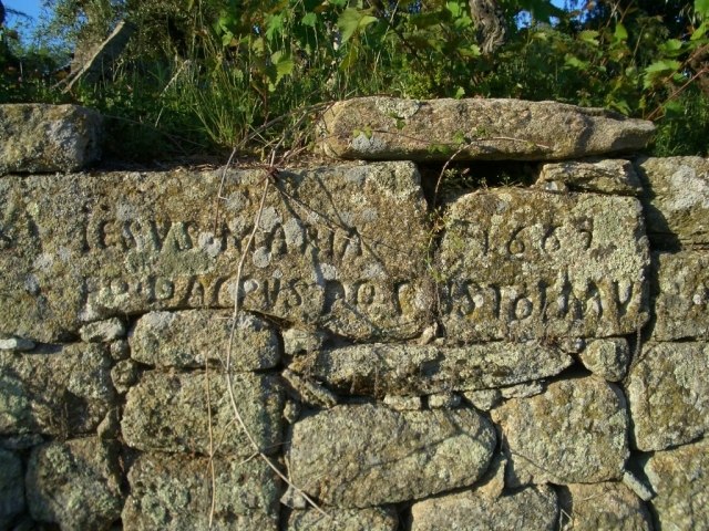 Inscrição em pedras no muro situada à direita do escadório para a ermida de Nossa Senhora de Cervães.
