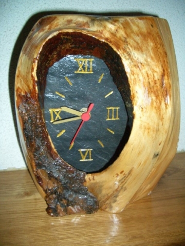 Relógio de xisto em pedaço natural de pinho