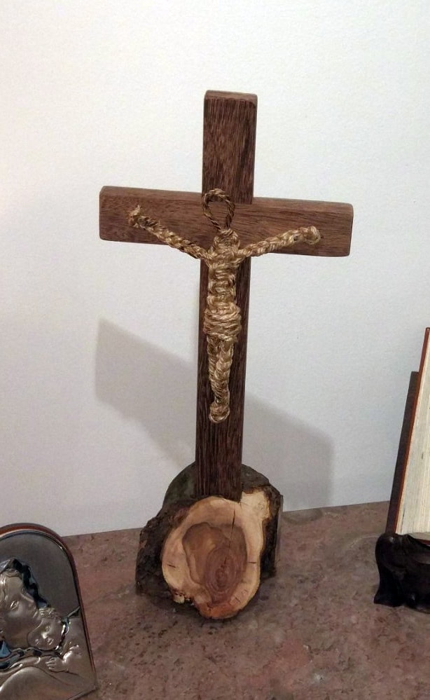 Cruxifixo de madeira e cordão