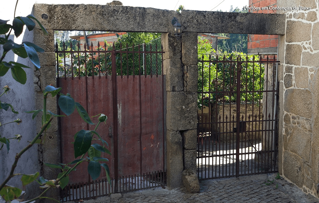 Portões tradicionais em Contenças de Baixo